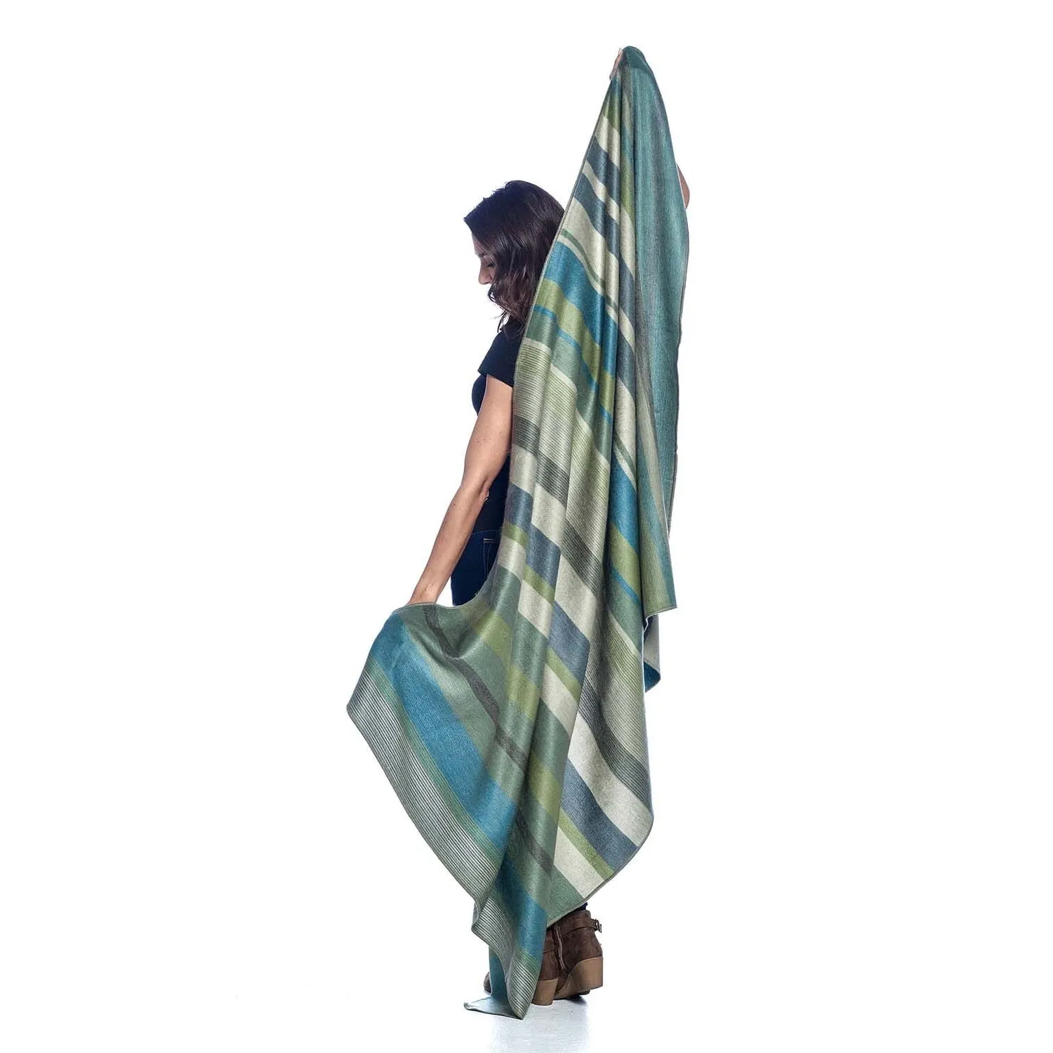 Shupaca Alpaca Throw Blanket in Lotus